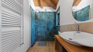 Dusche, Haartrockner, HandtĂŒcher