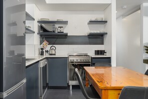 Refrigerador con freezer, microondas, horno, placa de cocina