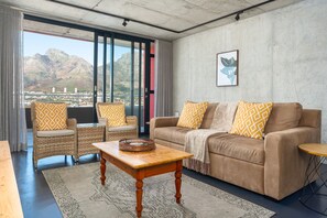 Appartement Classique | Coin séjour | Télévision à écran plat de 48 pouces avec chaînes par câble, télévision