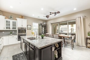 Townhouse, 4 soverom | Eget kjøkken | Kjøleskap, ovn, kaffetrakter/tekoker og brødrister