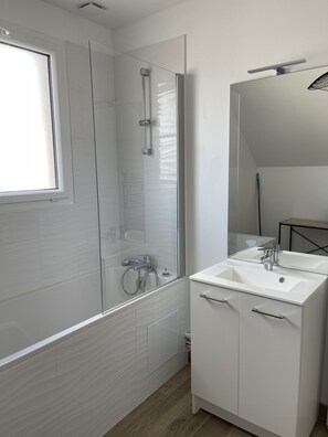 Baignoire, papier de toilette