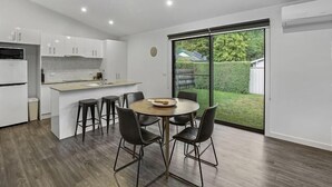 Wasserkocher mit Kaffee-/Teezubehör, Kühlschrank, Mikrowelle, Ofen