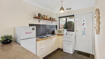 Frigorífico, microondas, horno y placa de cocina