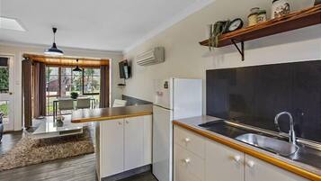 Frigorífico, microondas, horno y placa de cocina