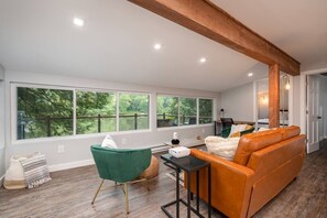 Una Smart TV, una chimenea