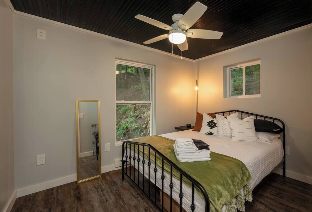 2 多间卧室、办公桌、免费 WiFi、床单