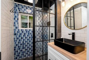 Shower, hair dryer, towels, soap - The Propless Retreat (Parker)