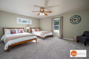 4 Schlafzimmer, Schreibtisch, Reisekinderbett, WLAN