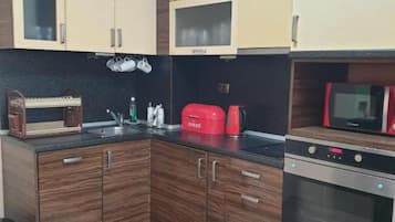 Departamento | Cocina privada | Refrigerador, microondas, horno y parrilla de estufa