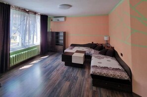 2 chambres, fer et planche à repasser, Wi-Fi gratuit, draps fournis