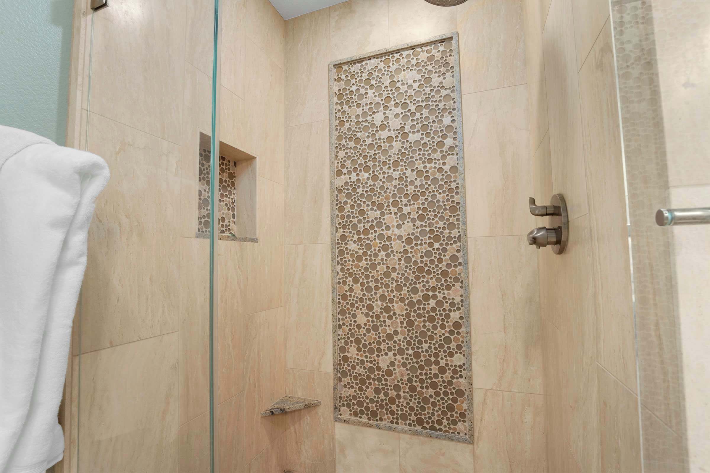 Badewanne, Haartrockner, Handtücher, Shampoo