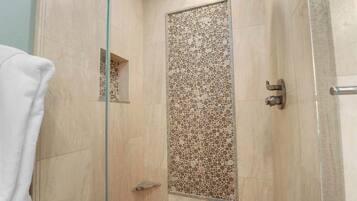 Badewanne, Haartrockner, HandtĂŒcher, Shampoo
