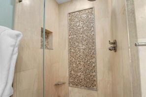 Bathtub, hair dryer, towels, shampoo - Premium Ocean Front Villa at Seascape! (Aptos)
