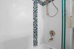 Baignoire, sèche-cheveux, serviettes fournies, shampoing