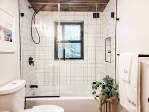 Badewanne, Haartrockner, Handtücher