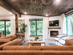 Televisión, chimenea, estéreo y oficina 