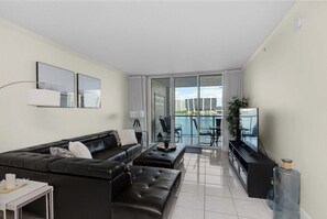 TV - Le Marina Bay 409  STR -02439 (Sunny Isles Beach)