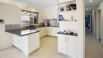 冰箱、微波炉、烤箱、炉灶