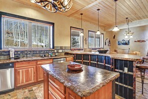 Fridge, microwave, oven, stovetop - Large Deck with Hot Tub | Pets | Angel Fire Villa (Angel Fire)
