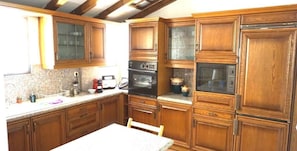 Appartement Confort | Cuisine privée | Réfrigérateur grande capacité avec congélateur, four à micro-ondes