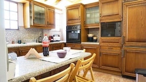 Appartement Confort | Cuisine privée | Réfrigérateur grande capacité avec congélateur, four à micro-ondes