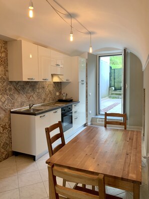 Fridge, oven, stovetop, electric kettle