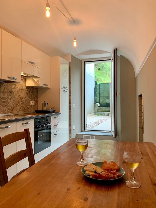 Fridge, oven, stovetop, electric kettle