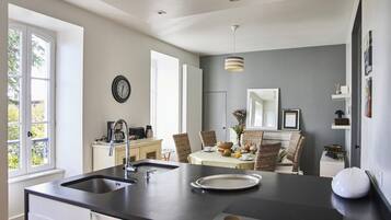 Een koelkast, een microgolfoven, een oven, een kookplaat