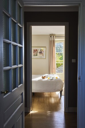 9 slaapkamers, een strijkplank/strijkijzer, reisbedje, gratis wifi