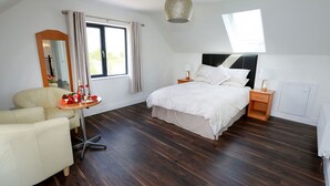 6 soverom, safe på rommet, strykejern/-brett og reiseseng for barn