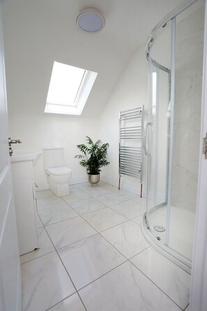 Shower, jetted bath, hair dryer, towels - Luxury 6 Bedroom Spiddal Villa, Jacuzzi bath, Balcony. 5 mins drive to beach (Galway)
