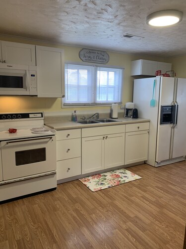 Authentic 100 Year Old Farmhouse, Farm setting in the  foothills of the Smokies