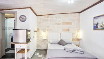 Apartamento, 1 habitación | 1 dormitorio y tabla de planchar con plancha