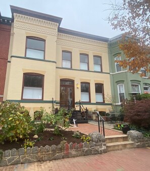 Exterior - Elegant apt on Capitol Hill with high-end finishes and furnishings (Washington)