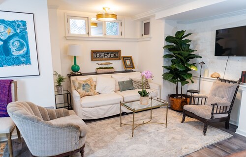 Elegant apt on Capitol Hill with high-end finishes and furnishings