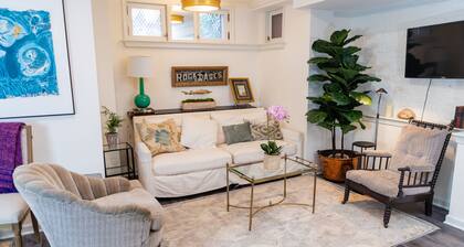 Elegant apt on Capitol Hill with high-end finishes and furnishings