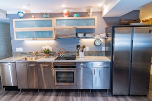 Fridge, microwave, oven, stovetop - Elegant apt on Capitol Hill with high-end finishes and furnishings (Washington)