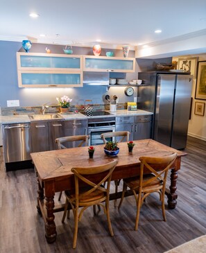 Fridge, microwave, oven, stovetop - Elegant apt on Capitol Hill with high-end finishes and furnishings (Washington)