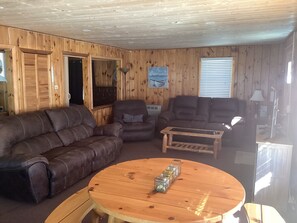 Smart TV, fireplace - Shoreline Oasis- Wake Up to Spring's Beauty at Shoreline Oasis on the Beach (Manistique)