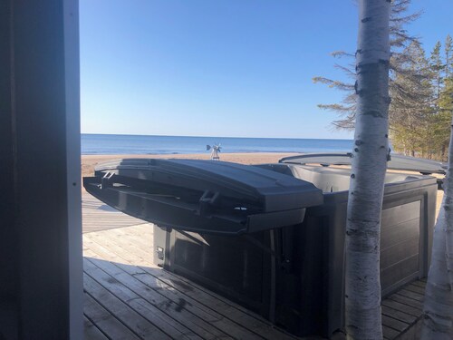 Shoreline Oasis- Your Cozy Autumn Retreat with Beachfront Beauty