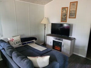 TV, fireplace - Pratt Lake Place: Summer at the Lake – Sun, Kayaks & Campfires! (Gladwin)