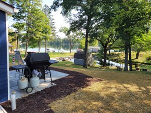 Property grounds - Pratt Lake Place: Summer at the Lake – Sun, Kayaks & Campfires! (Gladwin)