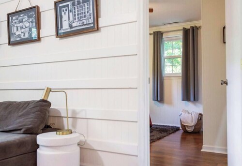 New Renovated Private Suite Near LGH, LU, Randolph