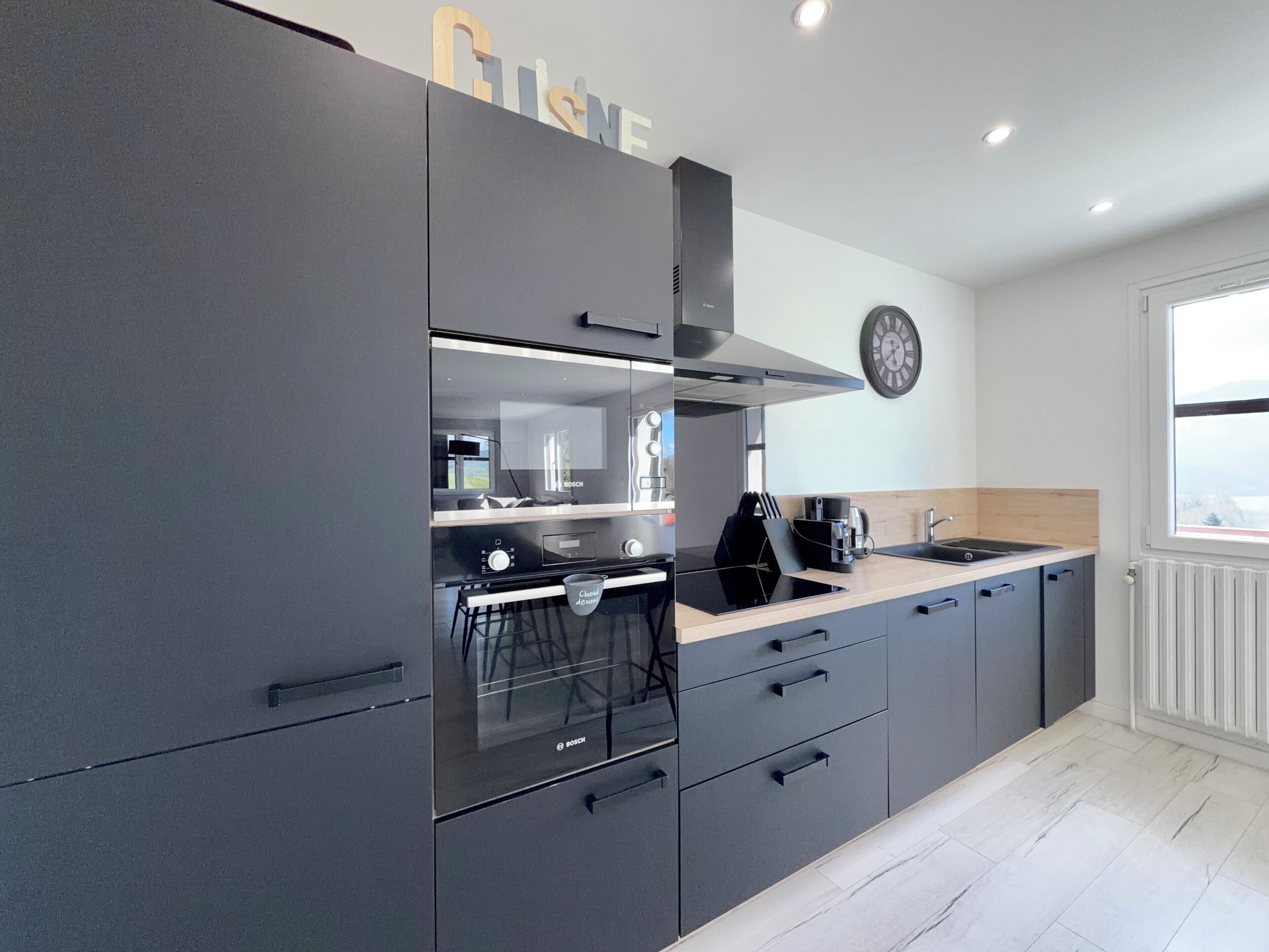 Kylskåp, mikrovågsugn, ugn och spishäll