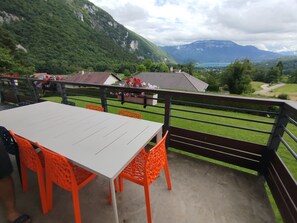 Outdoor dining - Comfortable Chalet - View of Lake Aiguebelette (La Motte-Servolex)