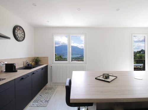 Comfortable Chalet - View of Lake Aiguebelette