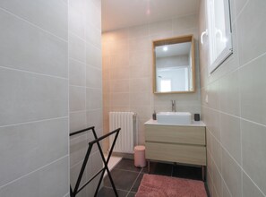 Combined shower/tub, hair dryer