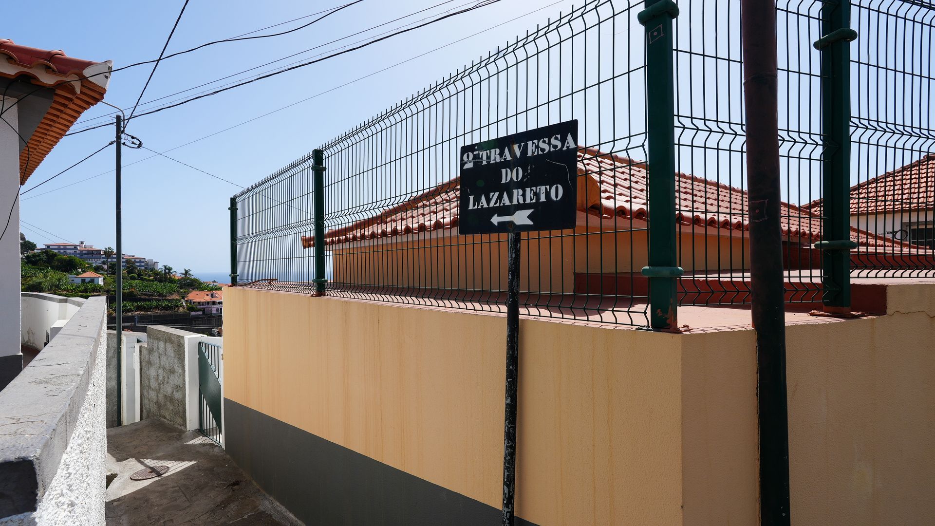 A sign indicating a travel route to La Zareta.