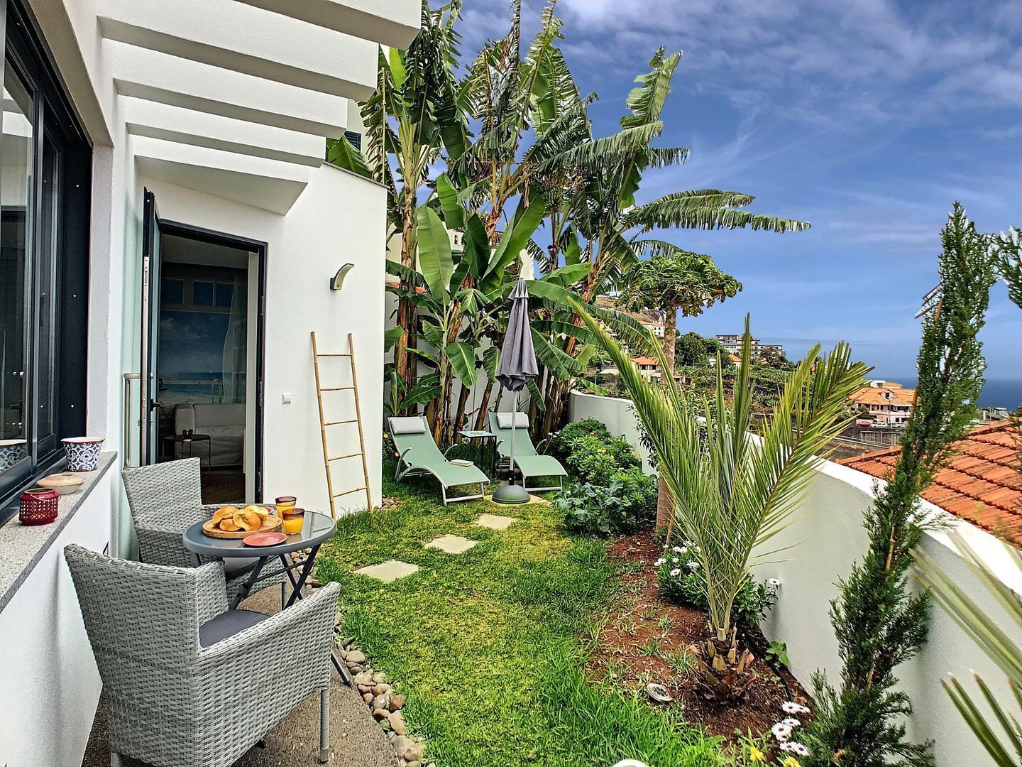 Discover a cozy and intimate house in Funchal, complete with a charming garden, perfect for a romantic retreat for two. #funchal