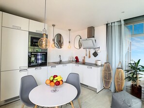 Geladeira, micro-ondas, fogão, cooktop